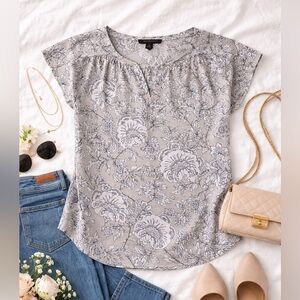 Chic Floral V-Neck Blouse Black White Lightweight Flowy Top M Banana Republic